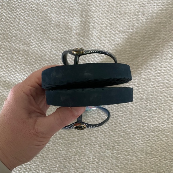 Tory Burch thin women’s flip flops, navy blue, polka dots and floral, size 8 - Picture 4 of 9